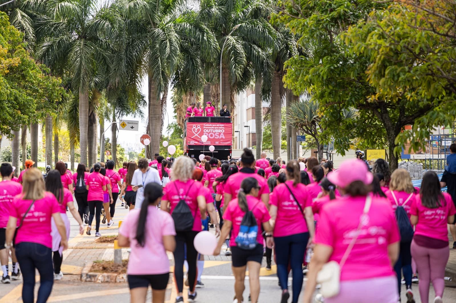 Caminhada do Outubro Rosa promove conscientização e reúne mais de 1.100 pessoas em São Caetano do Sul